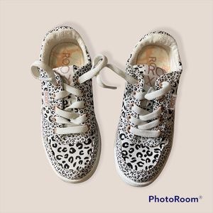 NWOT Girl’s Roxy Harper Sneakers